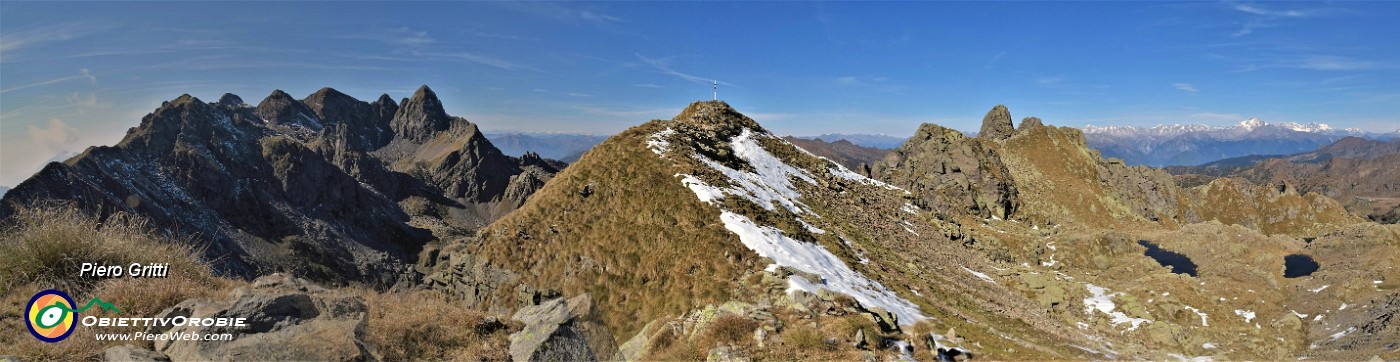 47  Cima Piazzotti  con un po' di neve...vista panoramica.jpg